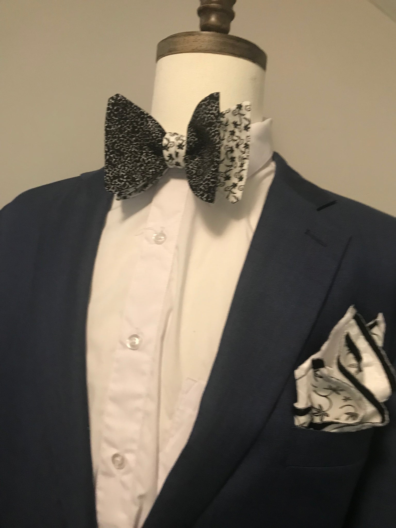 Black and white print with white and black print reversible Bowtie set